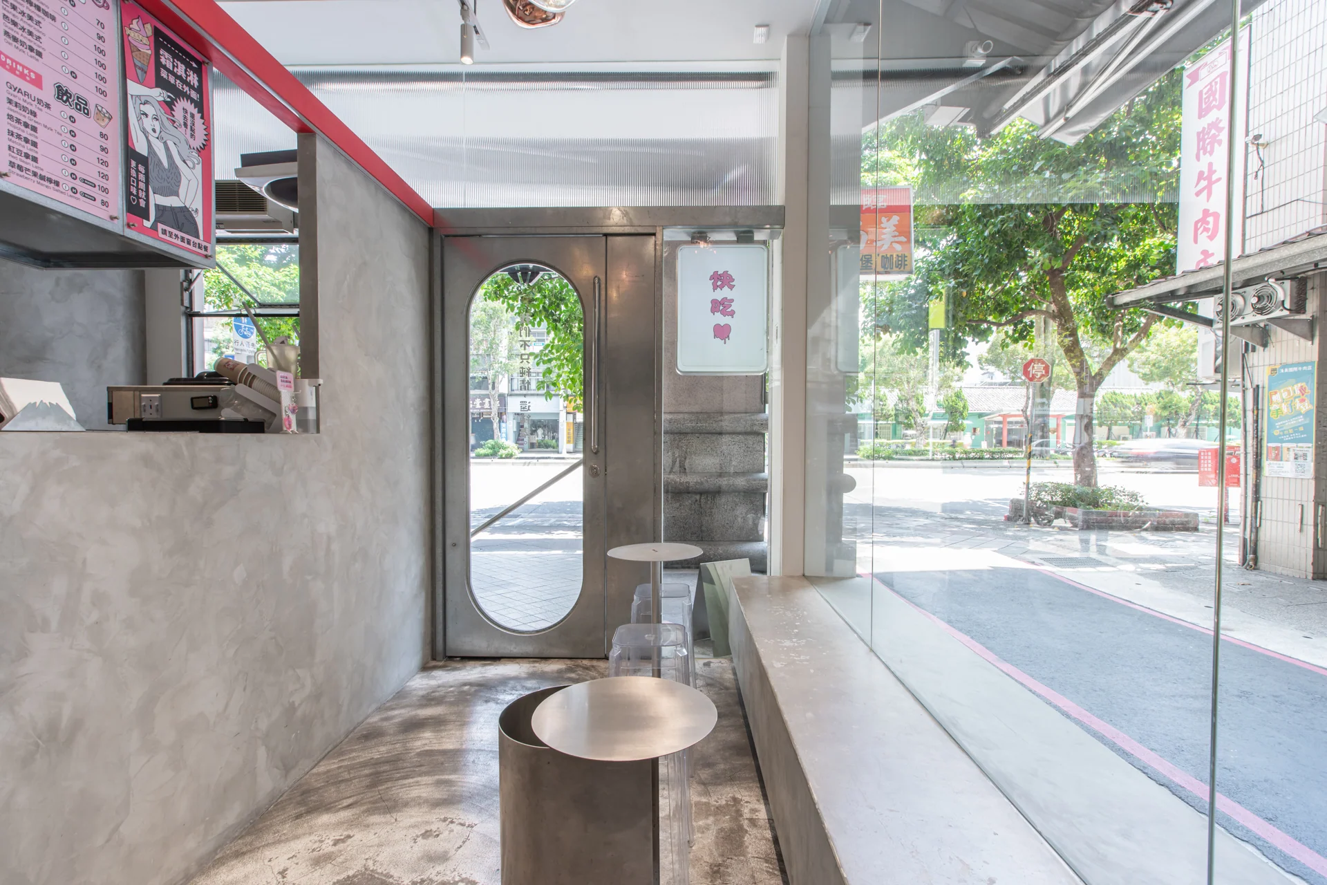 從店內座位望向入口與街道，完整呈現小圓桌與窗邊空間。