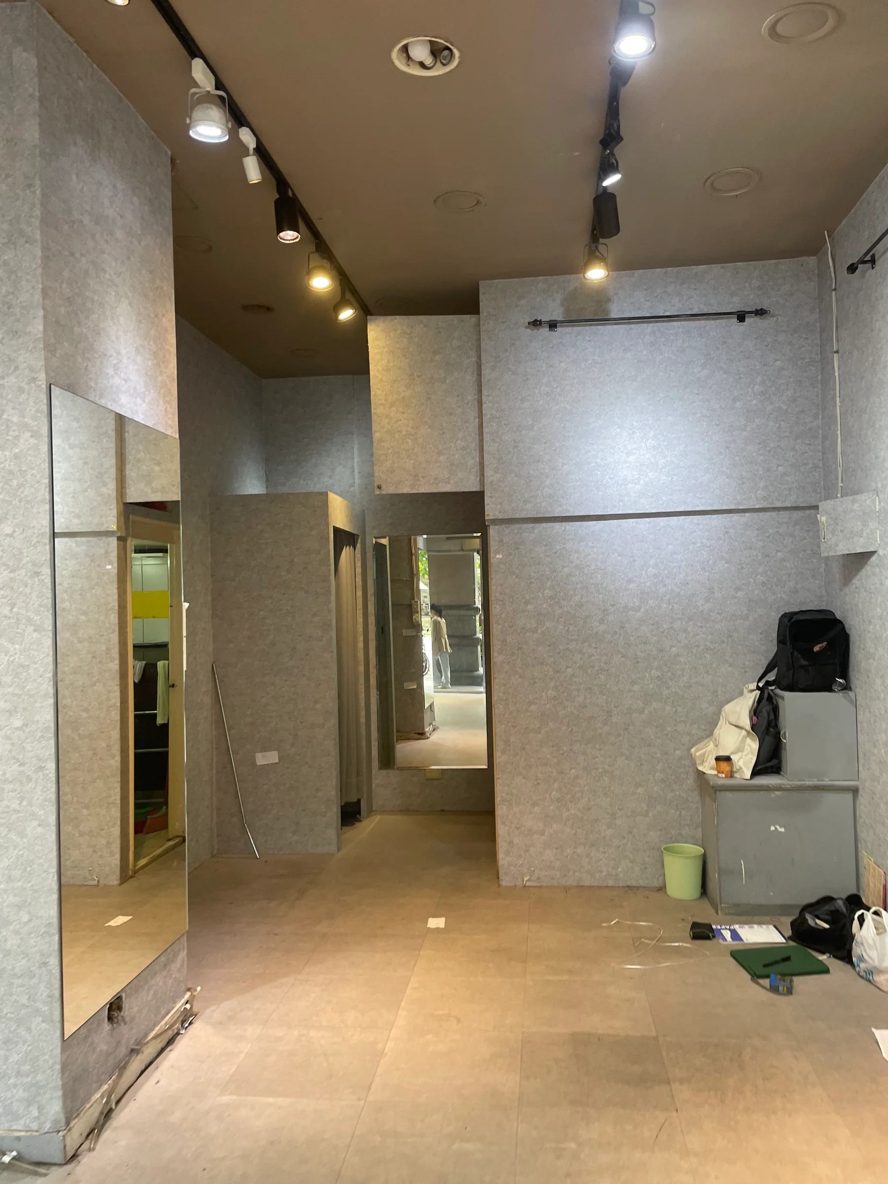 原服飾店的鏡面柱與狹長室內。