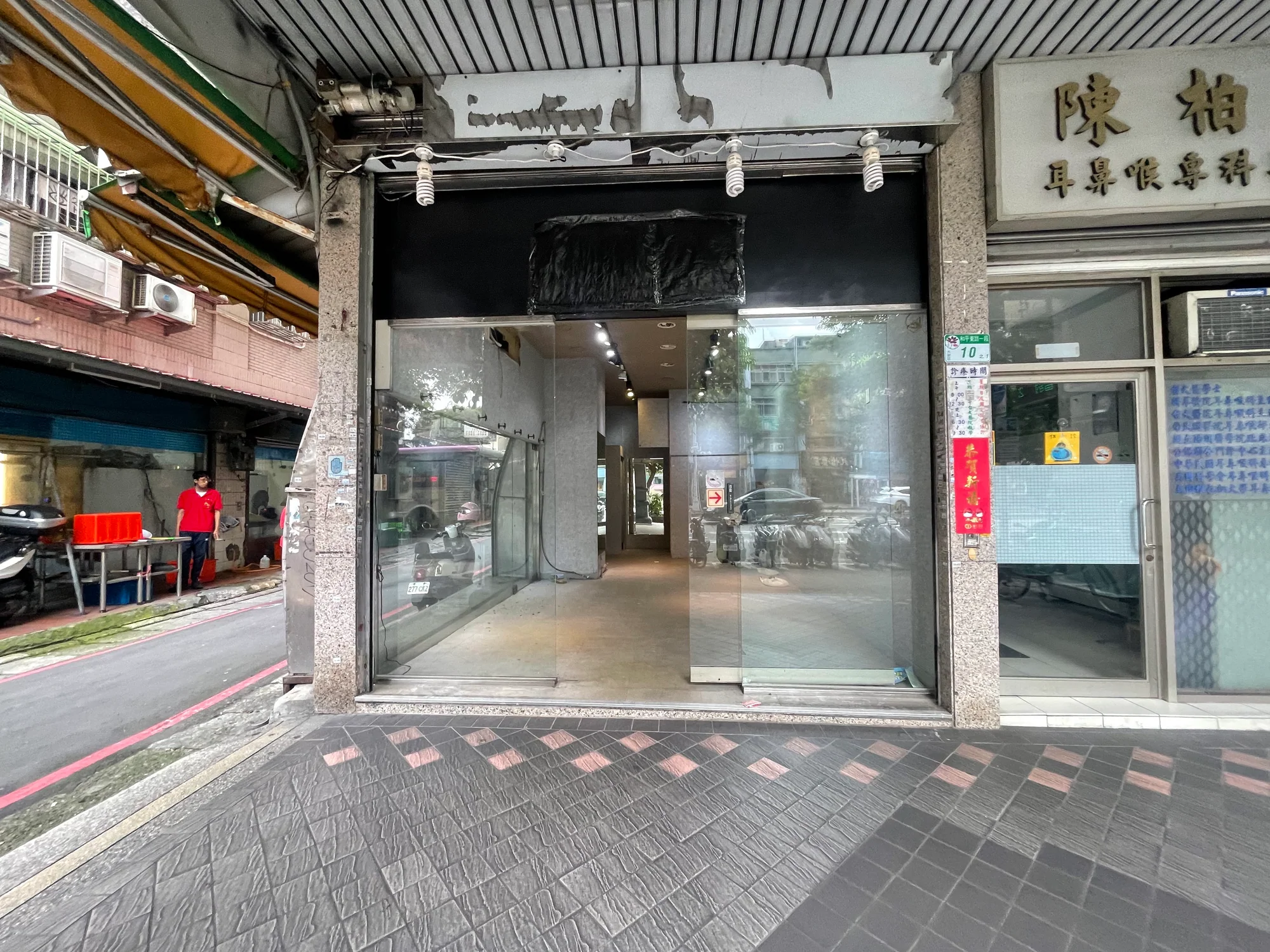 改造前的正面店口與舊玻璃門。